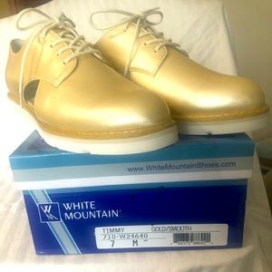 White Mountain Timmy Size 7 Cut Out Gold Shoes